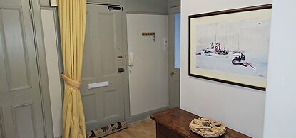 Snug - Macushla Apartment