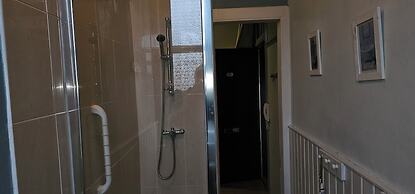 Snug - Macushla Apartment