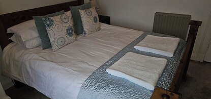 Snug - Macushla Apartment