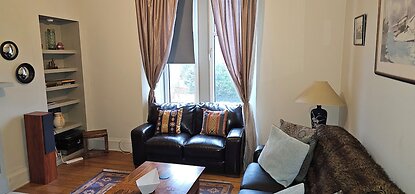 Snug - Macushla Apartment