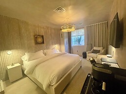 Palace Modern Hotel at the Plaza