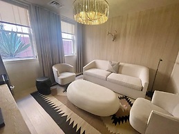Palace Modern Hotel at the Plaza