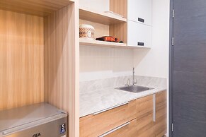 Good Choice And Homey Studio Apartment At Collins Boulevard