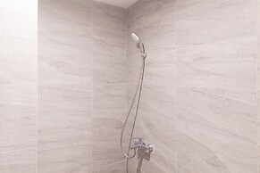 Good Choice And Homey Studio Apartment At Collins Boulevard