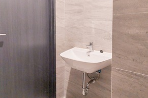 Good Choice And Homey Studio Apartment At Collins Boulevard