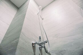 Comfort And Cozy Stay Studio Collins Boulevard Apartment