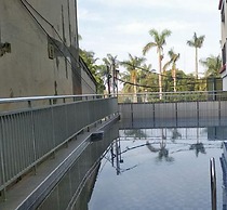 The Modern Monastery Studio At Beverly Dago Apartment