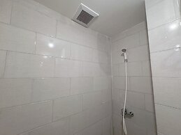 Minimalist 2Br And Well Design Room At Benson Supermall Mansion Apartm