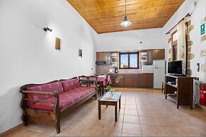 Countryside Apartment 2 With Shared Swimming Pool