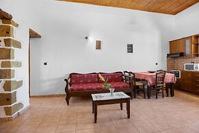 Countryside Apartment 2 With Shared Swimming Pool