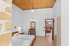 Countryside Apartment 2 With Shared Swimming Pool