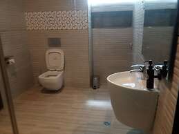 Ringruby Hotel, Eso Close