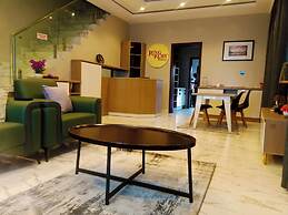 Ringruby Hotel, Eso Close