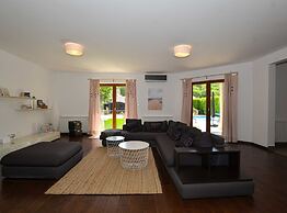 Sophisticated and Chic Villa With Pool