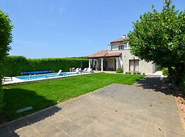 Sophisticated and Chic Villa With Pool