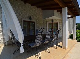 Sophisticated and Chic Villa With Pool