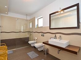 Sophisticated and Chic Villa With Pool