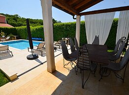 Sophisticated and Chic Villa With Pool