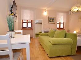 Simple and Sunny Studio Apartment