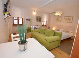 Simple and Sunny Studio Apartment