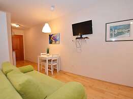 Simple and Sunny Studio Apartment