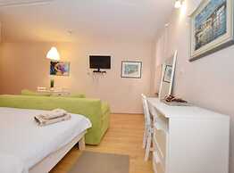 Simple and Sunny Studio Apartment