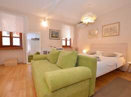 Simple and Sunny Studio Apartment