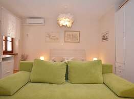 Simple and Sunny Studio Apartment