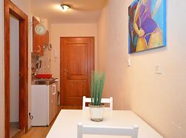 Simple and Sunny Studio Apartment