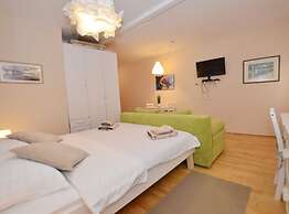 Simple and Sunny Studio Apartment