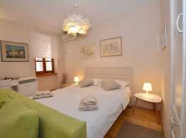 Simple and Sunny Studio Apartment