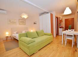 Simple and Sunny Studio Apartment