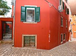 Simple and Sunny Studio Apartment