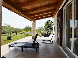 Picturesque Paradise Holiday Home With Pool