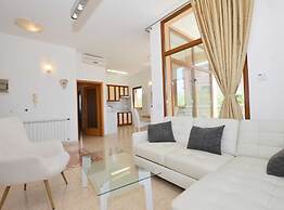 Elegant and Brigth Corner Apartments