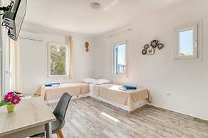 Seaside Splendor - Apollo s Poolside Retreat