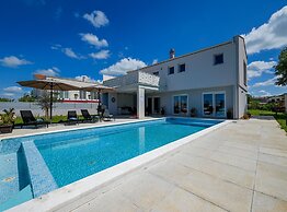Matohanci Dazzling Villa With Pool