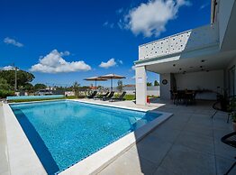 Matohanci Dazzling Villa With Pool