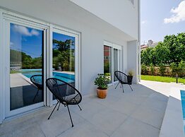 Matohanci Dazzling Villa With Pool