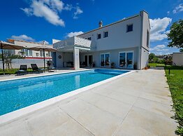 Matohanci Dazzling Villa With Pool