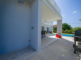 Matohanci Dazzling Villa With Pool