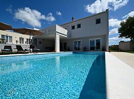 Matohanci Dazzling Villa With Pool