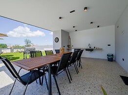 Matohanci Dazzling Villa With Pool