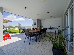 Matohanci Dazzling Villa With Pool