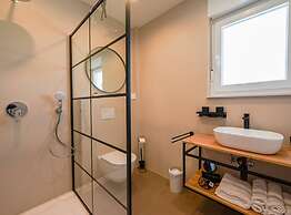 Matohanci Dazzling Villa With Pool