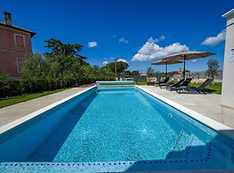 Matohanci Dazzling Villa With Pool