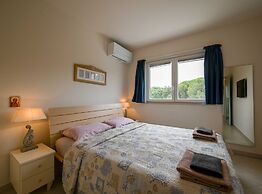 Scenic and Refined Retreat Apartment With Balcony