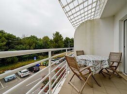 Scenic and Refined Retreat Apartment With Balcony