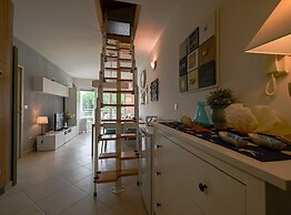 Scenic and Refined Retreat Apartment With Balcony