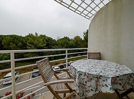 Scenic and Refined Retreat Apartment With Balcony